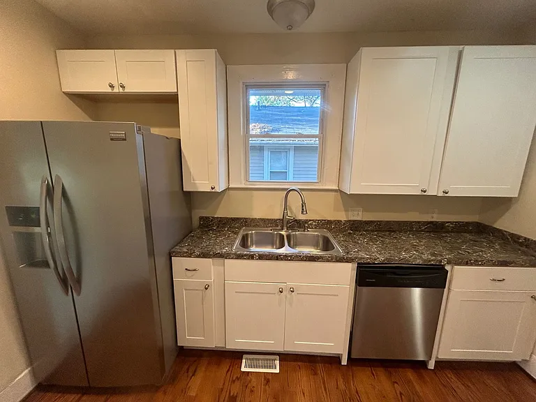 1506 Charlton St — Photo 10