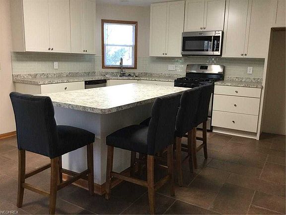 3rd image of 39295 King Edward Ct
