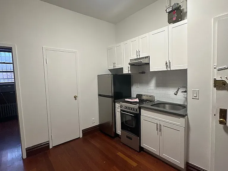 134 E 17th St #4 — Photo 1