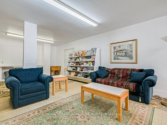 3rd image of 724 Vaughan Rd