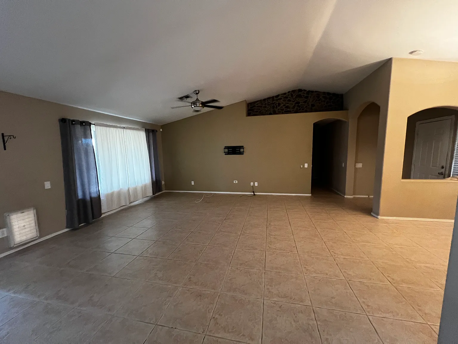 4 bed, 1772 sqft, $2,555 — Photo 2