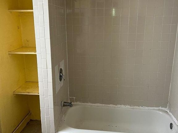5th image of 869 Clifton Ave