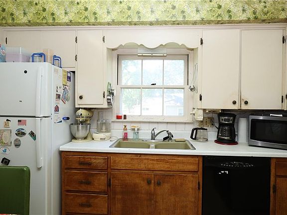 5th image of 115 E 8th St
