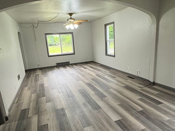 5th image of 285 E John St