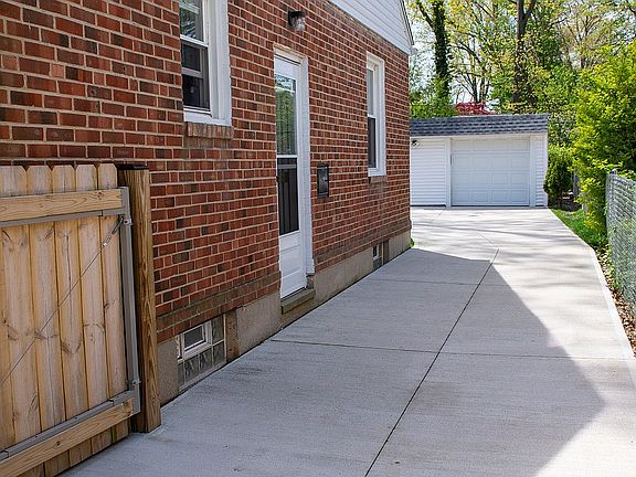 3rd image of 570 Huntmere Dr