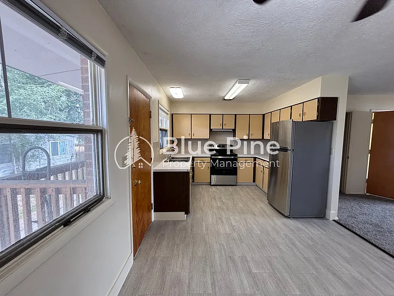 2 bed, 1.0 bath, 900 sqft, $1,100 — Photo 3