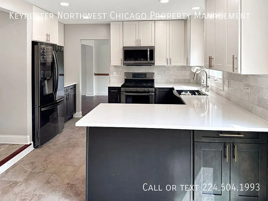 Beautifully remodeled 4 Bedroom in popular Evergreen Subdivision — Photo 3