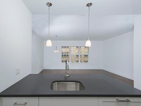 4th image of 10 Byron Pl Unit 520