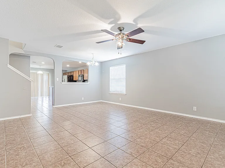 326 Diana Dr — Photo 3