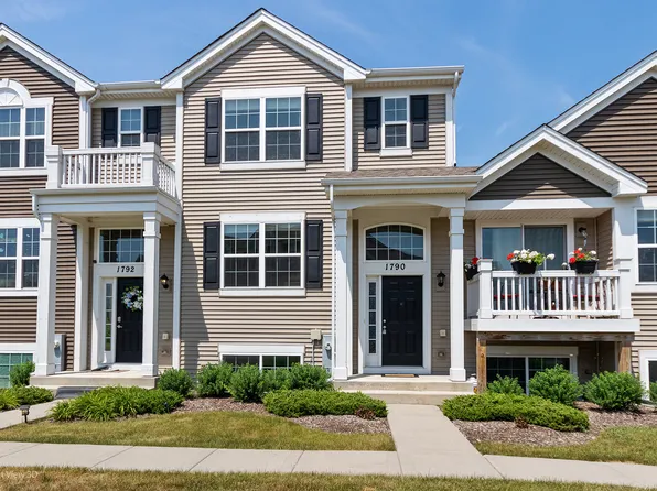 1790 Ruby Dr, Pingree Grove, IL 60140