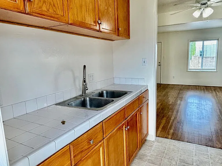 Bright & Airy 2 Bed / 1 Bath Apartment in Point Loma! — Photo 2