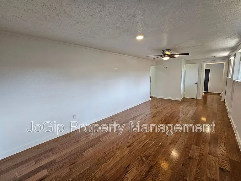 2402 Housley Dr — Photo 12