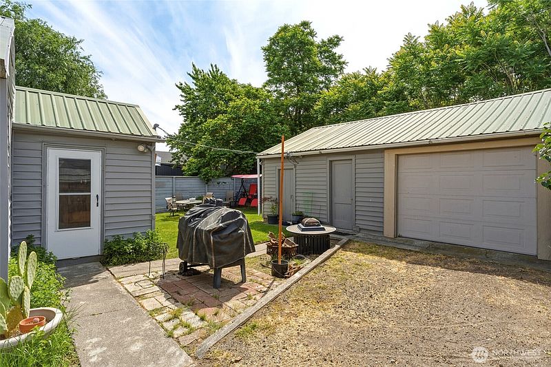 4th image of 120 SE 11th Avenue