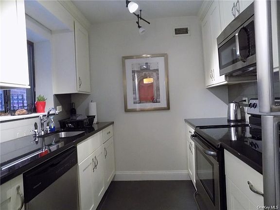 5th image of 35 Bronxville Glen Dr #11