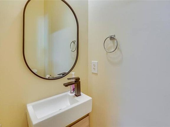 4th image of 211 E Lewis St