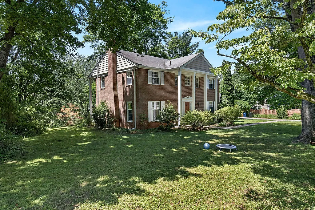 4 bed, 2460 sqft, $4,800 — Photo 1