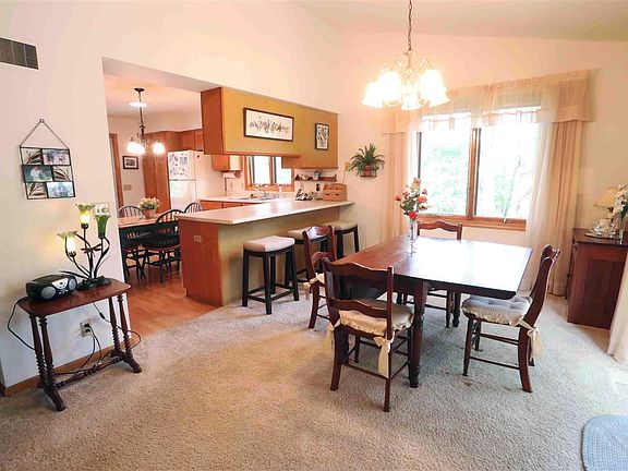 5th image of 806 N Wuthering Hills Dr