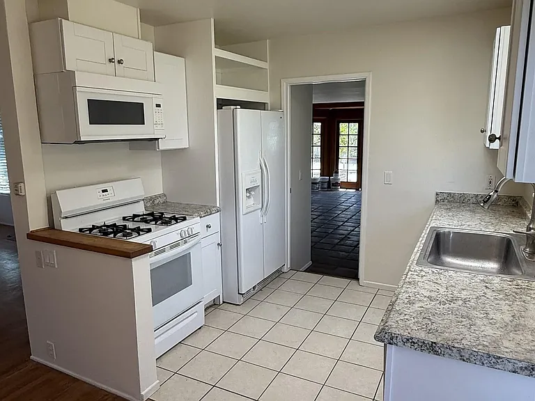 950 Stratford Ct — Photo 7