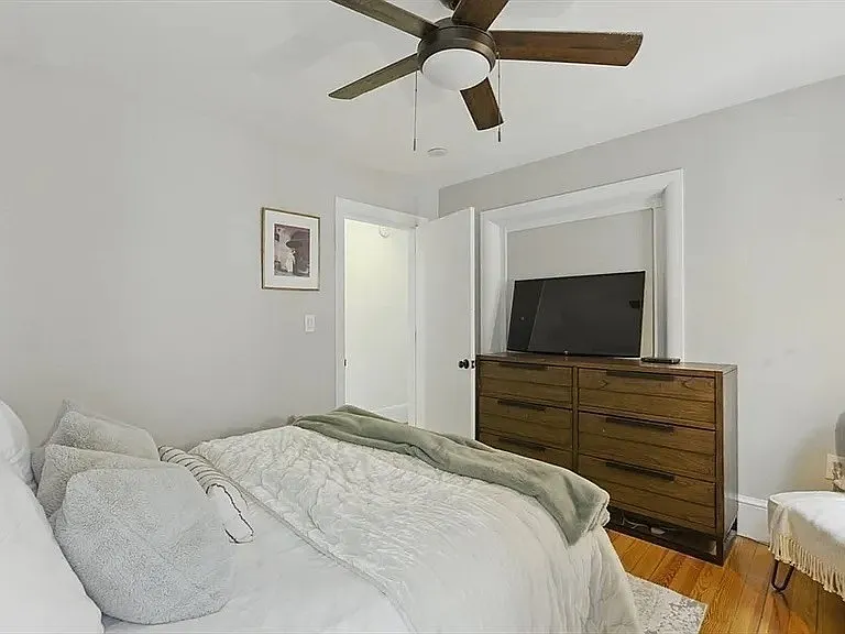 Building Photo - 925 E 4th St #3