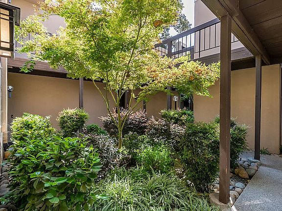 5th image of 2241 Woodside Ln Unit 2