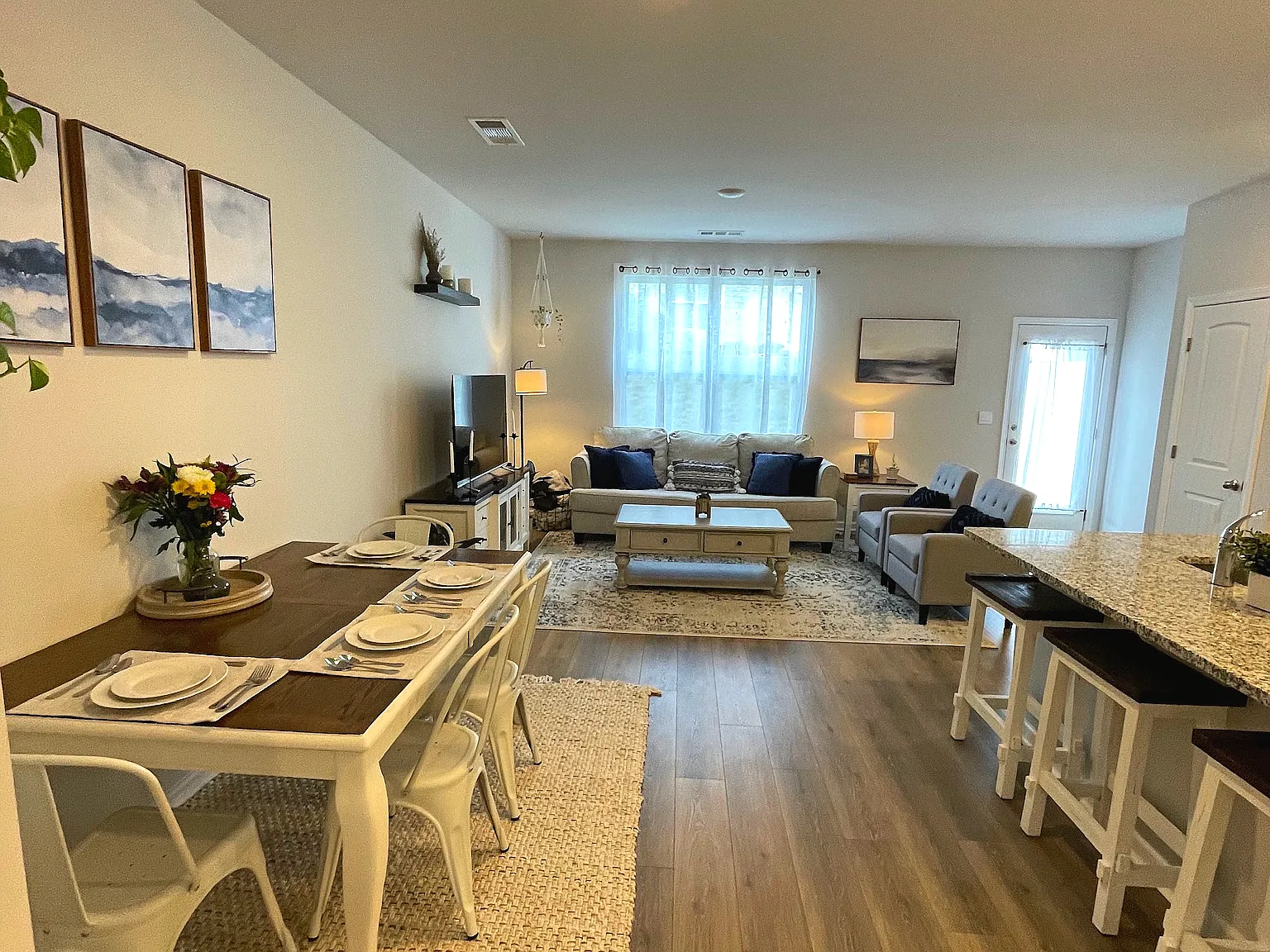 3 bed, 2.5 bath, 1576 sqft, $2,199 — Photo 3