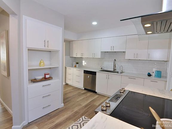 3rd image of 2510 Traver Blvd