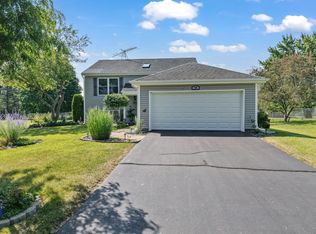 935 Revere Ln, Island Lake, IL 60042