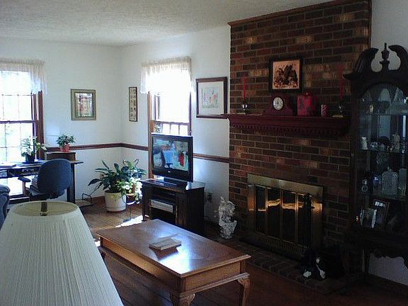 Living room w/fireplace