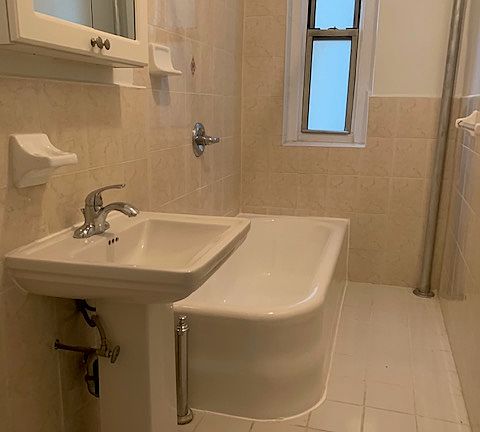 4th image of 4761 Broadway APT 3B