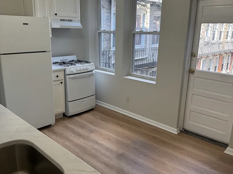 224 Hanover St #11 — Photo 20