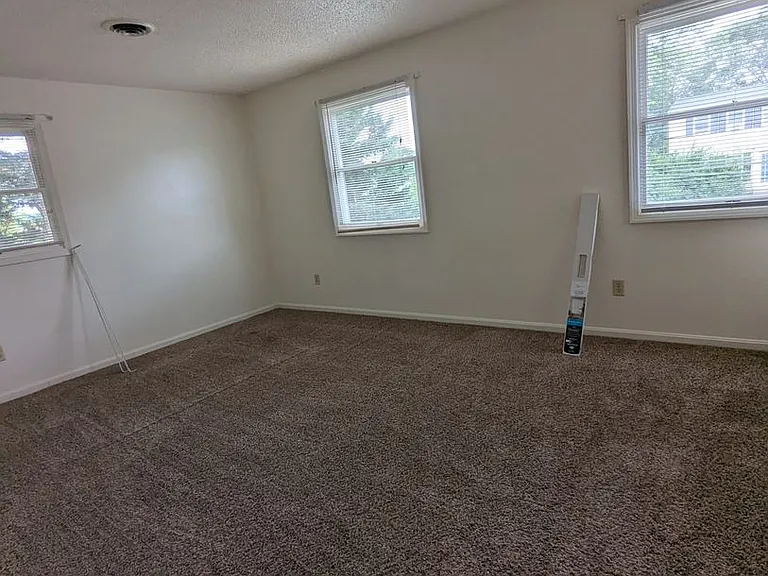 209 Surrey Ct — Photo 9