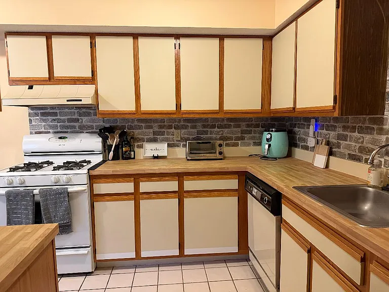 12 Talcott Forest Rd — Photo 4