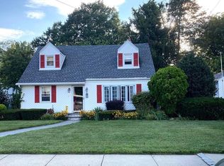 24 Elmwood St, Valley Stream, NY 11581