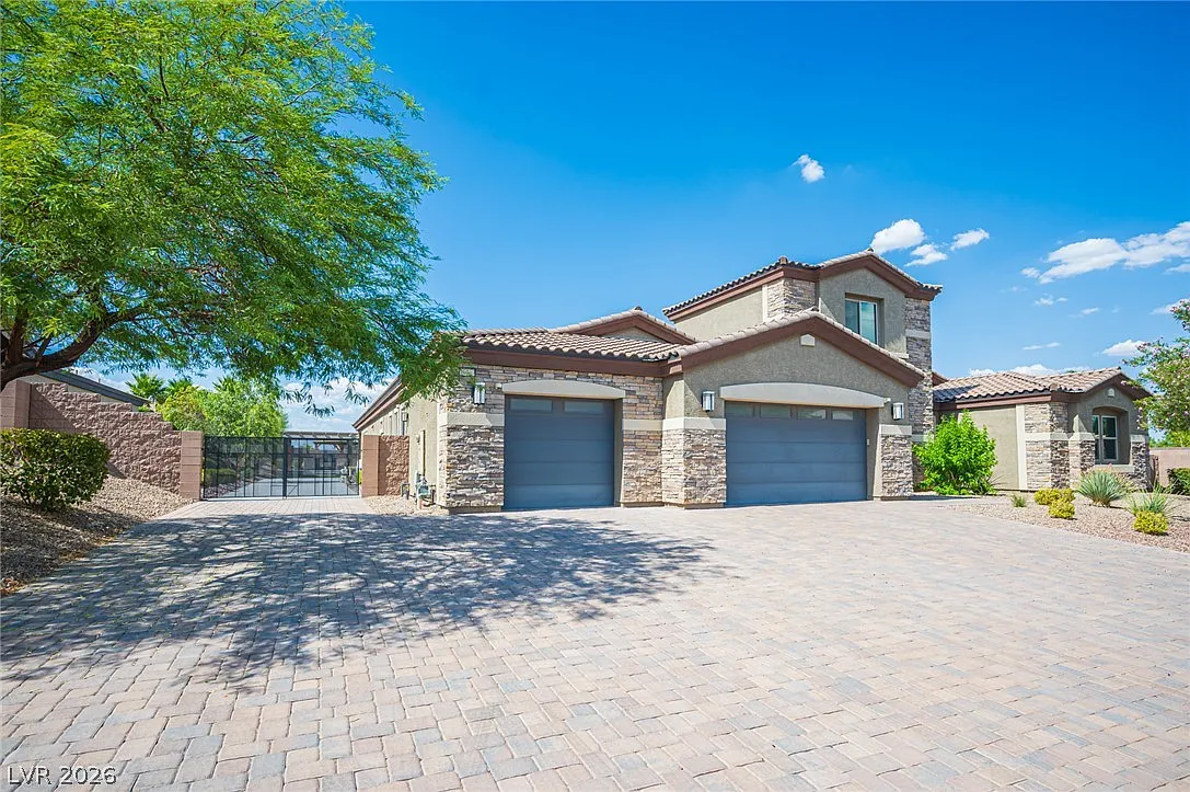 6 bed, 5.0 bath, 5085 sqft, $10,000 — Photo 2