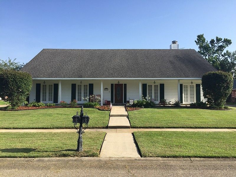 Front of home
						:
						Well landscaped flowerbed, easy maintenance beds and grass.