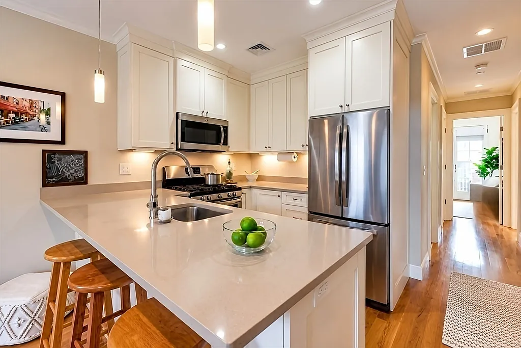 2 bed, 1.0 bath, 800 sqft, $5,800 — Photo 1