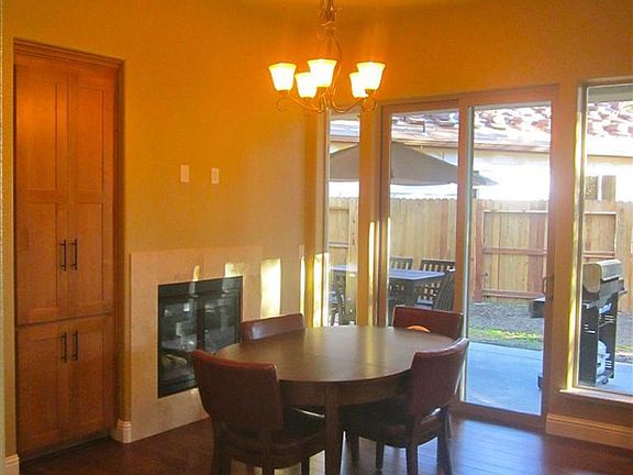 5th image of 217 Bridgeside Ct