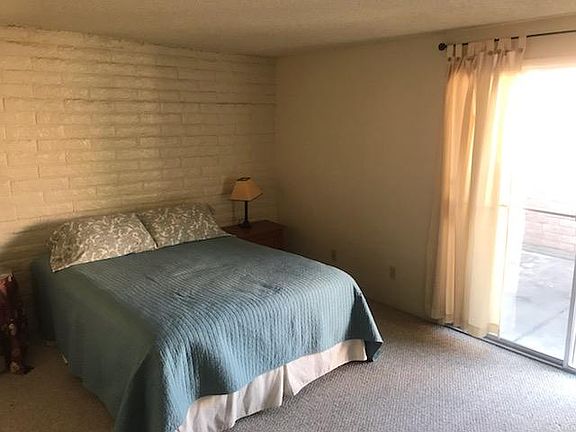 Large Master bedroom w walk in closet.
