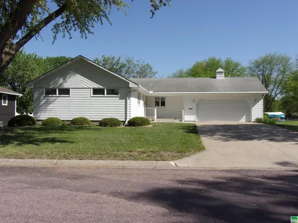 1115 15th St, Hawarden, IA 51023