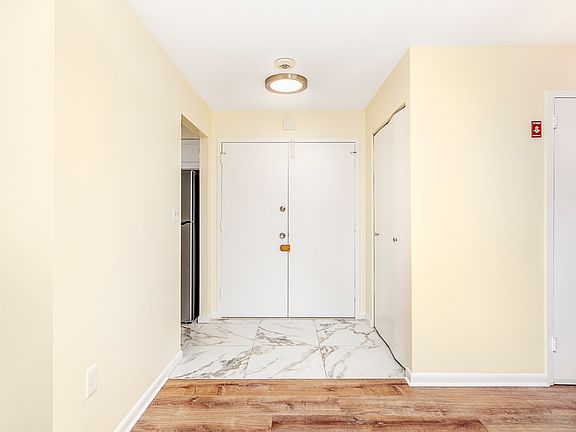 2nd image of 1004 Paradise Rd APT 2M