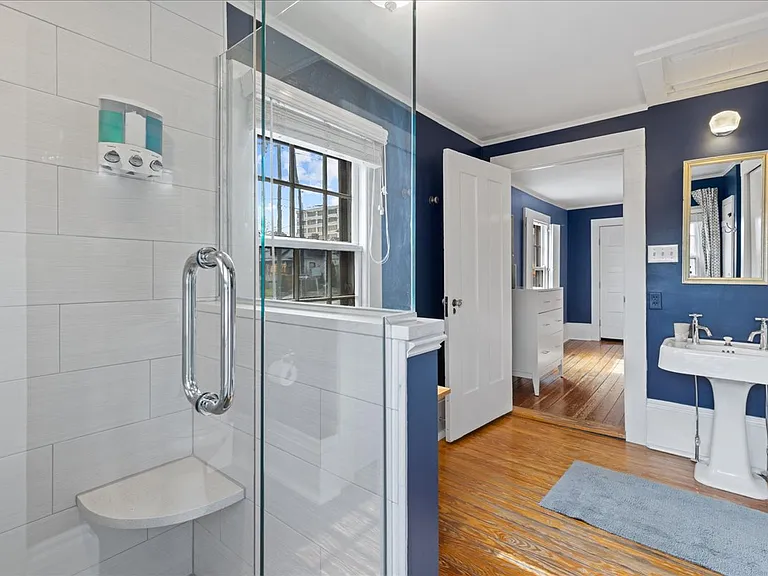 102 N East St — Photo 29