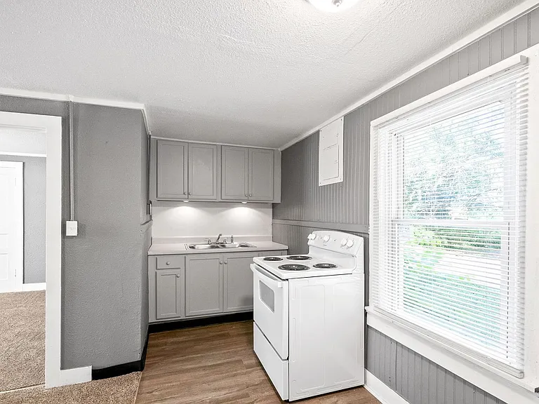 Lafayette Road-420 — Photo 12