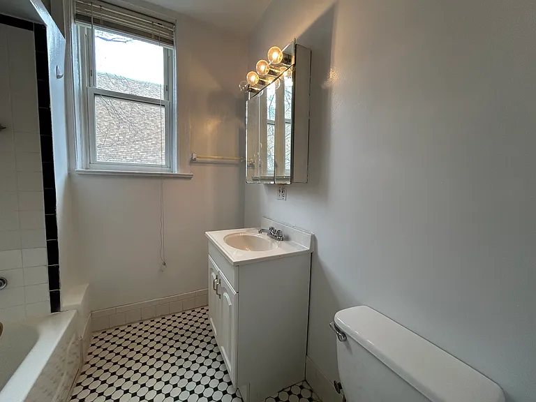 1216 W Addison St #2 — Photo 6