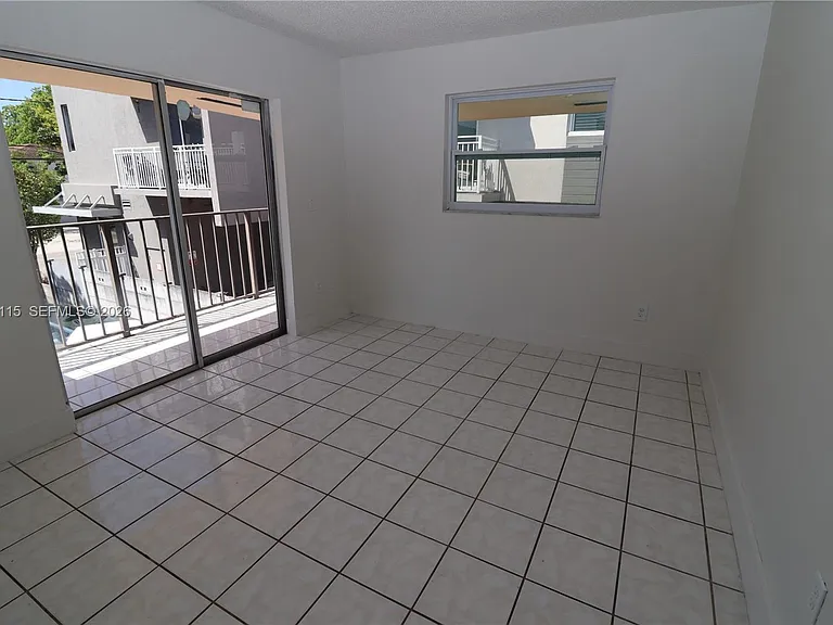 951 SW 7th St #4 — Photo 7