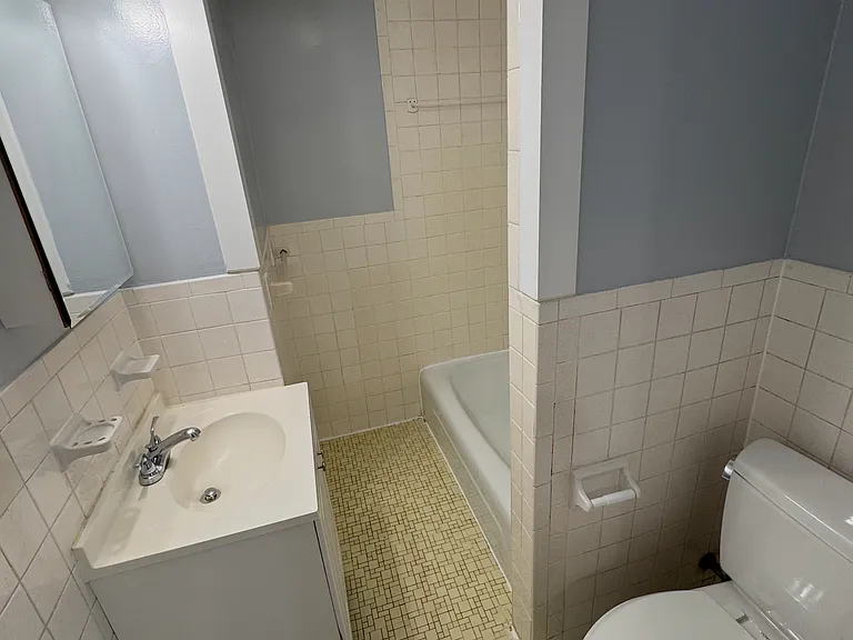 Bathroom (angle 2)