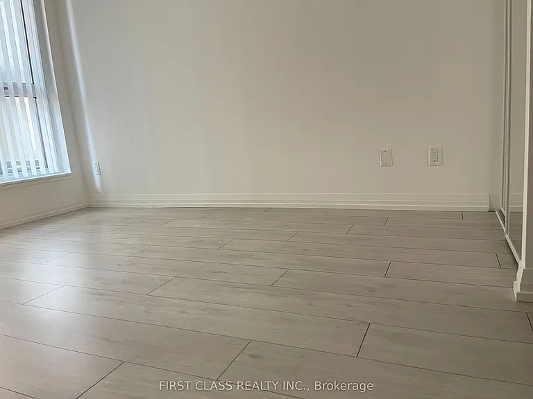 400 King St W #520 — Photo 8