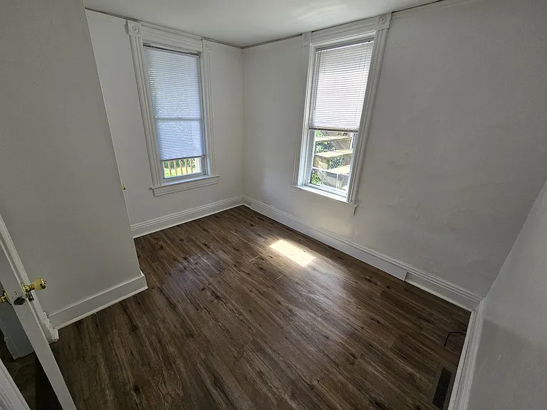 718 E 5th St #B — Photo 7
