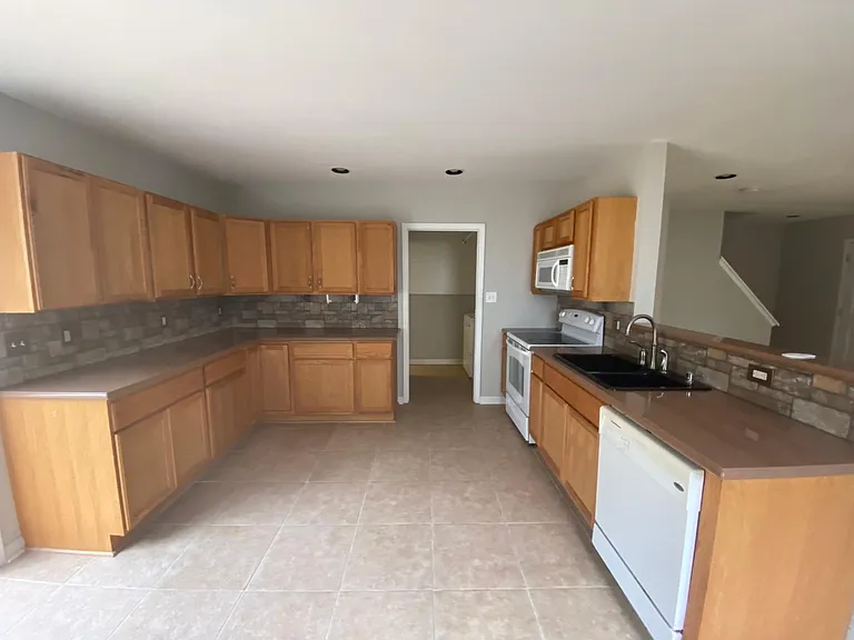 107 Breezemere Ct — Photo 8