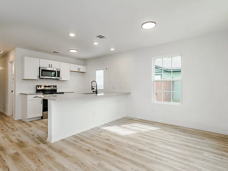 308 S 3rd St — Photo 7