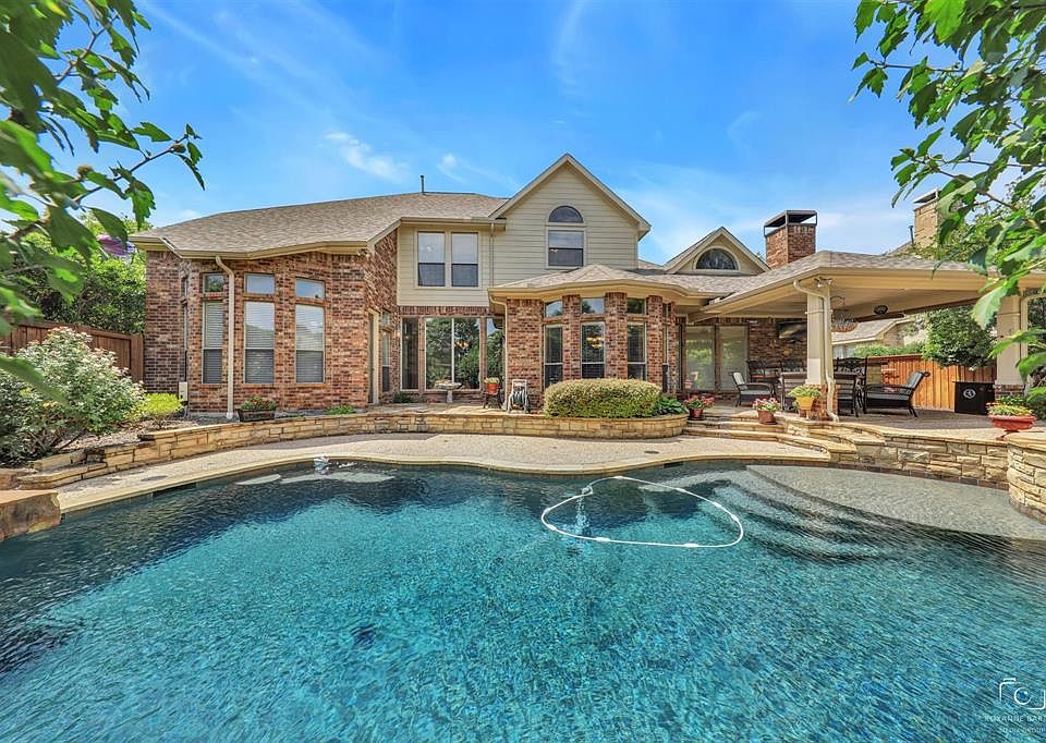 1st image of 800 Woodcliff Dr